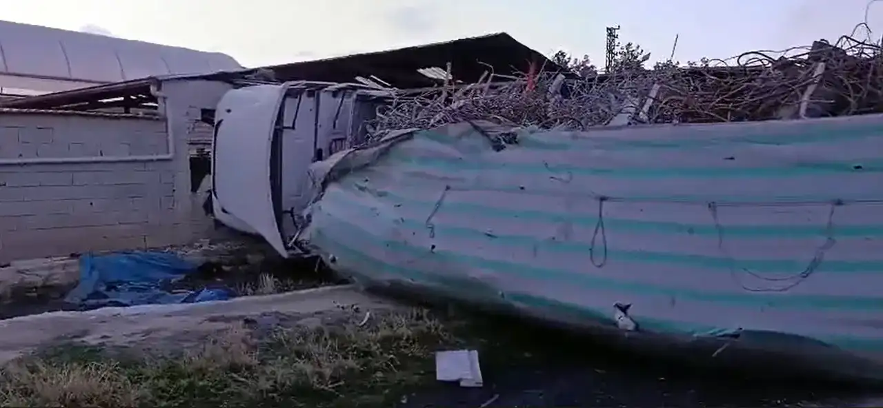 burdurda-hurda-yuklu-tir-ahira-girdi-1-yarali