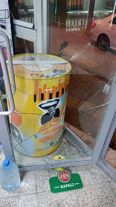 burdurda-market-camini-kirdi-siseleri-parcaladi