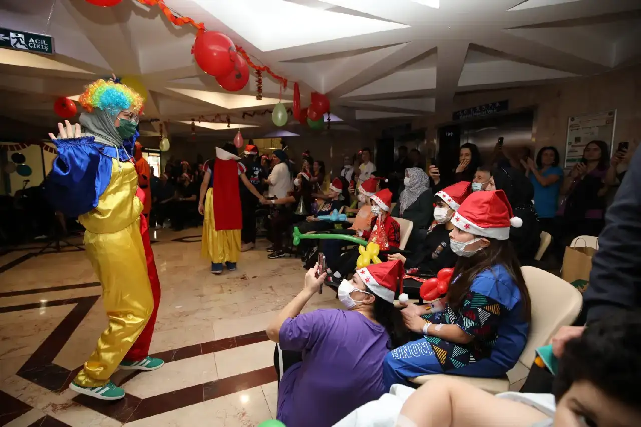 akdeniz-universitesi-hastanesinde-yeni-yil-kutlamasi