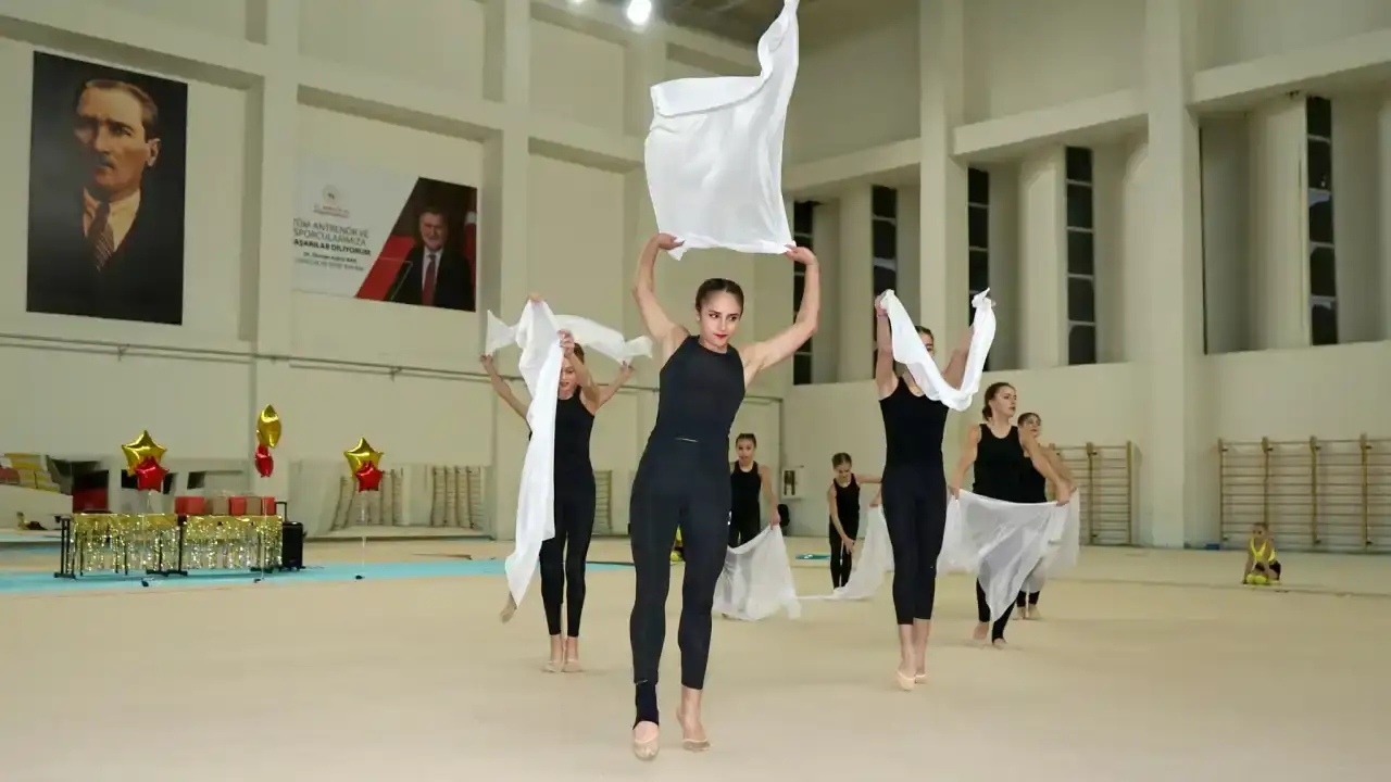 akdenizgercek-antalyaspor-cimnastik-takimi-2025e-alkislarla-veda-etti