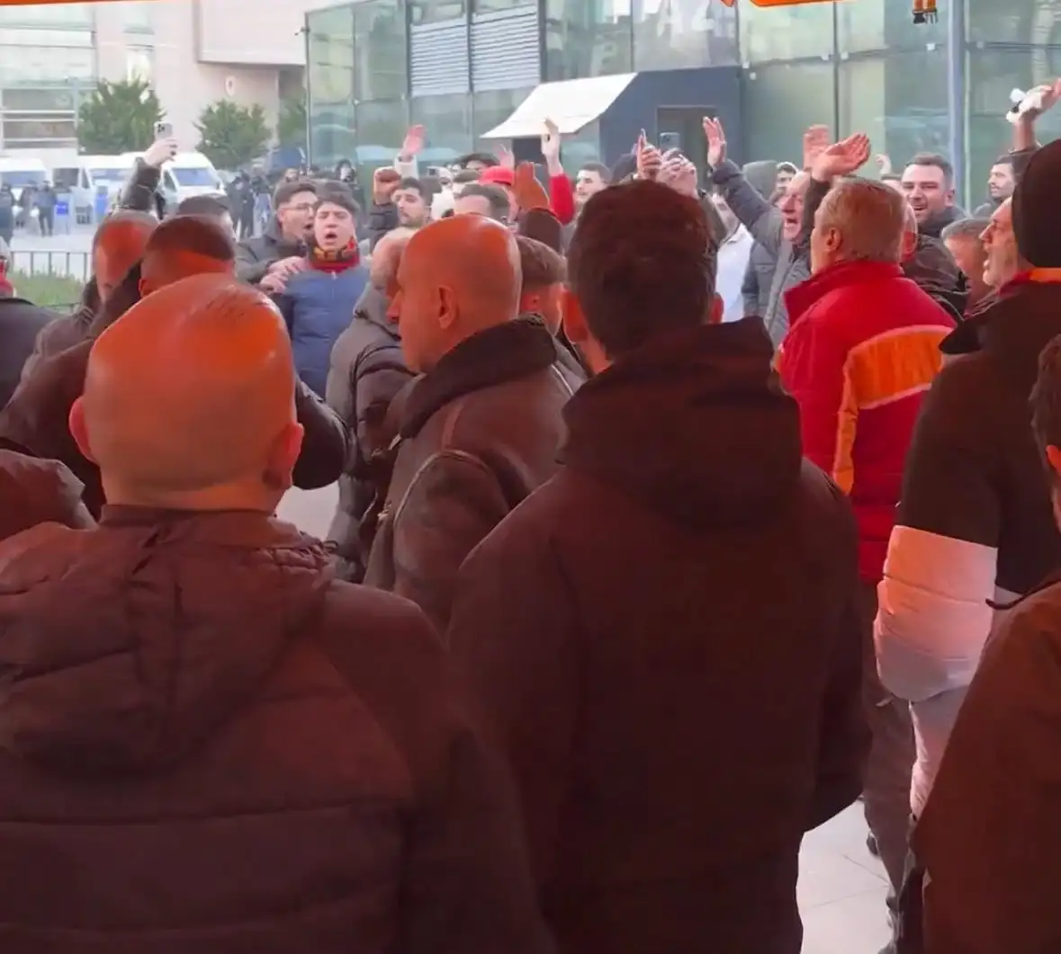galatasaray-taraftari-erden-timura-destek-icin-adliye-onunde-toplandi