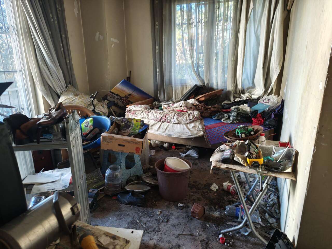 kepezde-eve-girenler-gozlerine-inanamadi-bir-kamyon-cikti-33