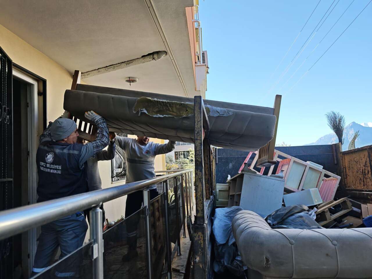 kepezde-eve-girenler-gozlerine-inanamadi-bir-kamyon-cikti