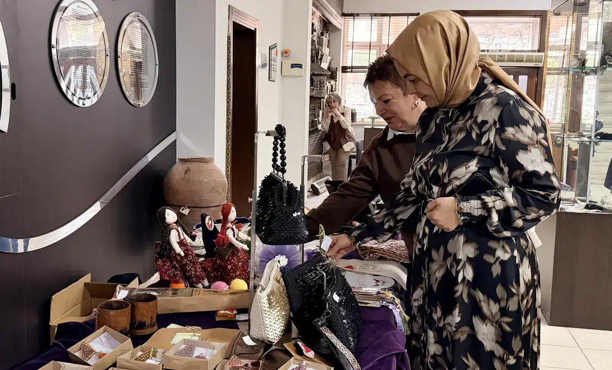 antalya-olgunlasma-enstitusunde-el-emegi-tasarimlar-satista