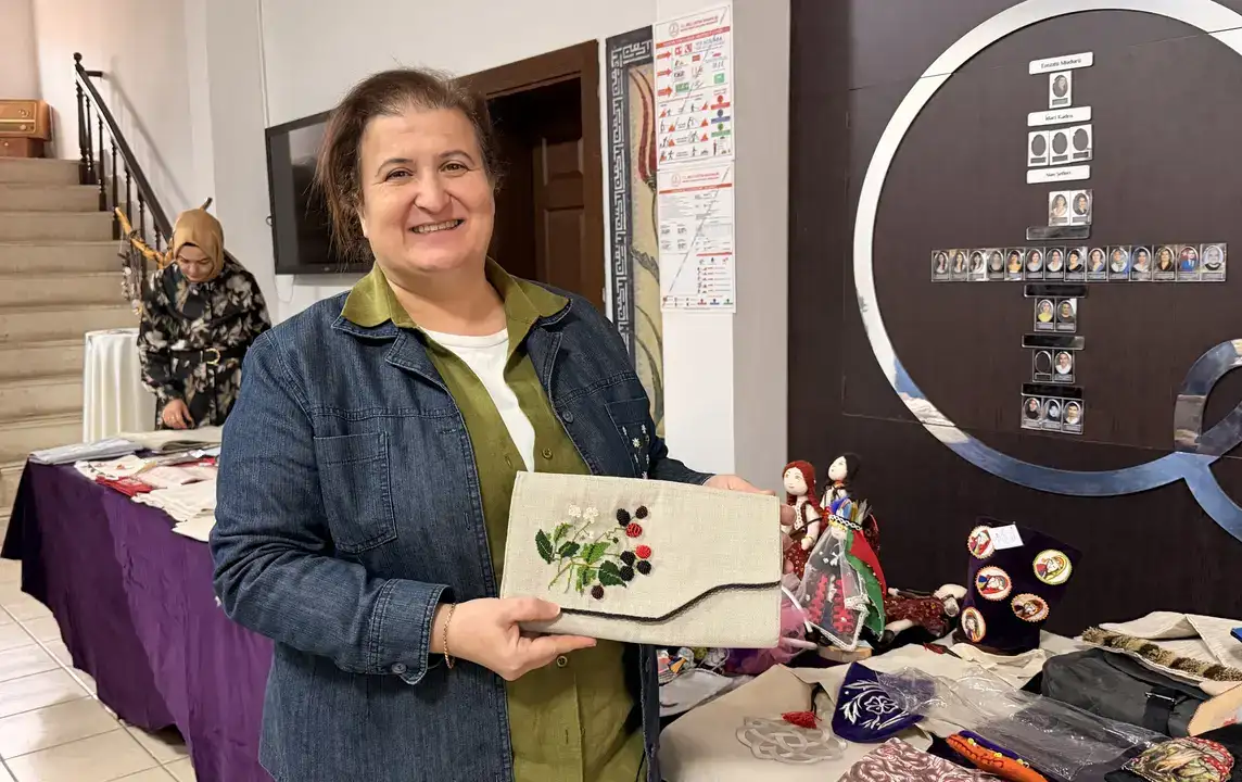 antalya-olgunlasma-enstitusunde-el-emegi-tasarimlar-satista