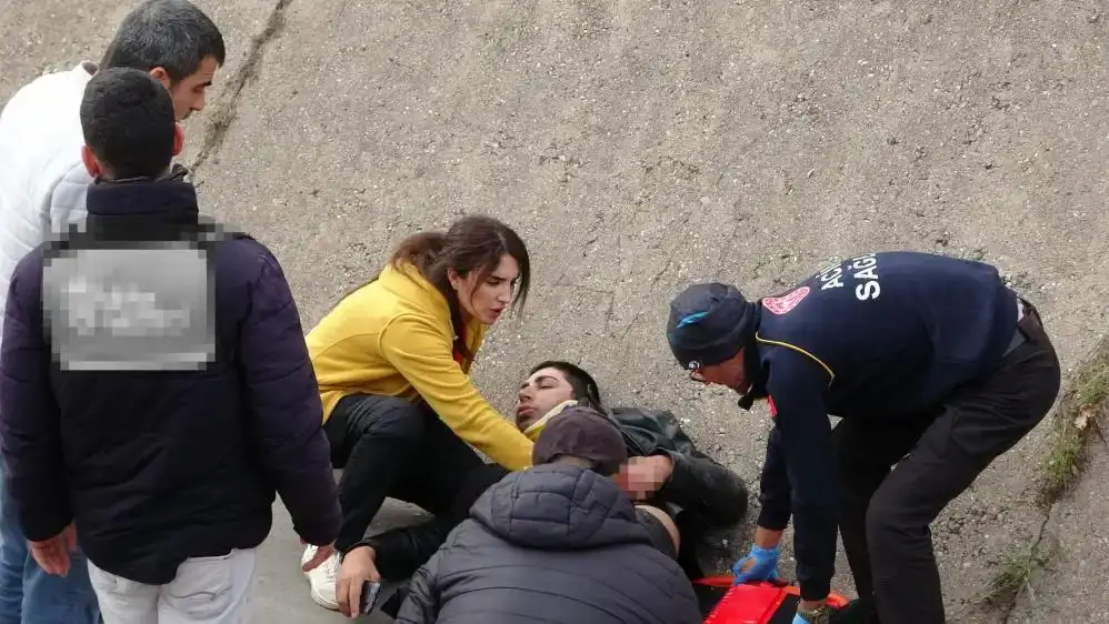 antalyada-feci-kaza-yaya-gecidinde-duran-kurye-kanala-uctu