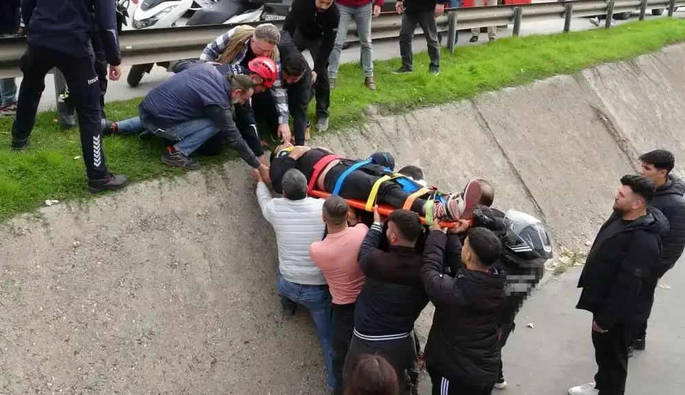 antalyada-feci-kaza-yaya-gecidinde-duran-kurye-kanala-uctu