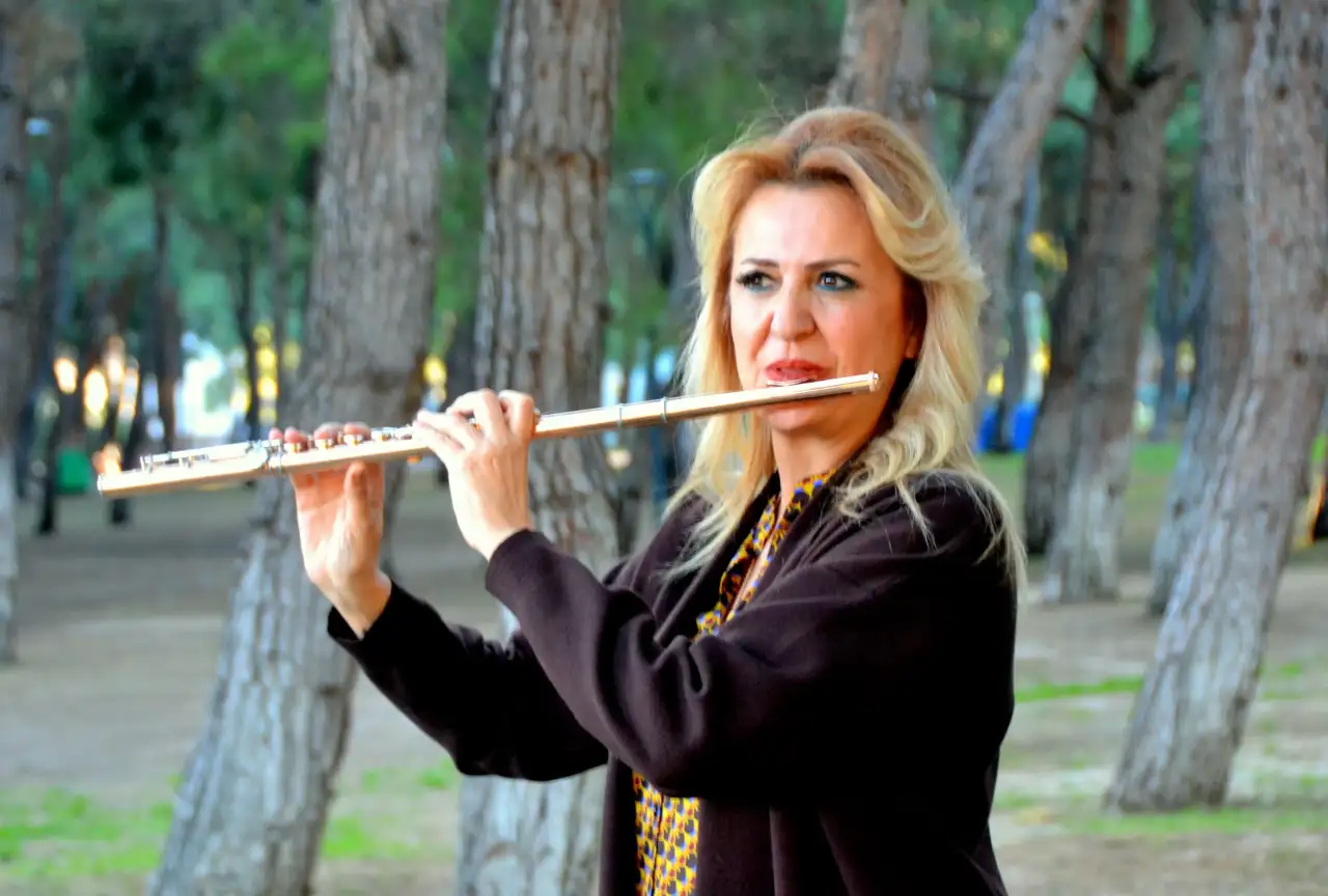 izmirin-antalyaya-armagani-flut-sanatcisi-lelya-bayramogullari