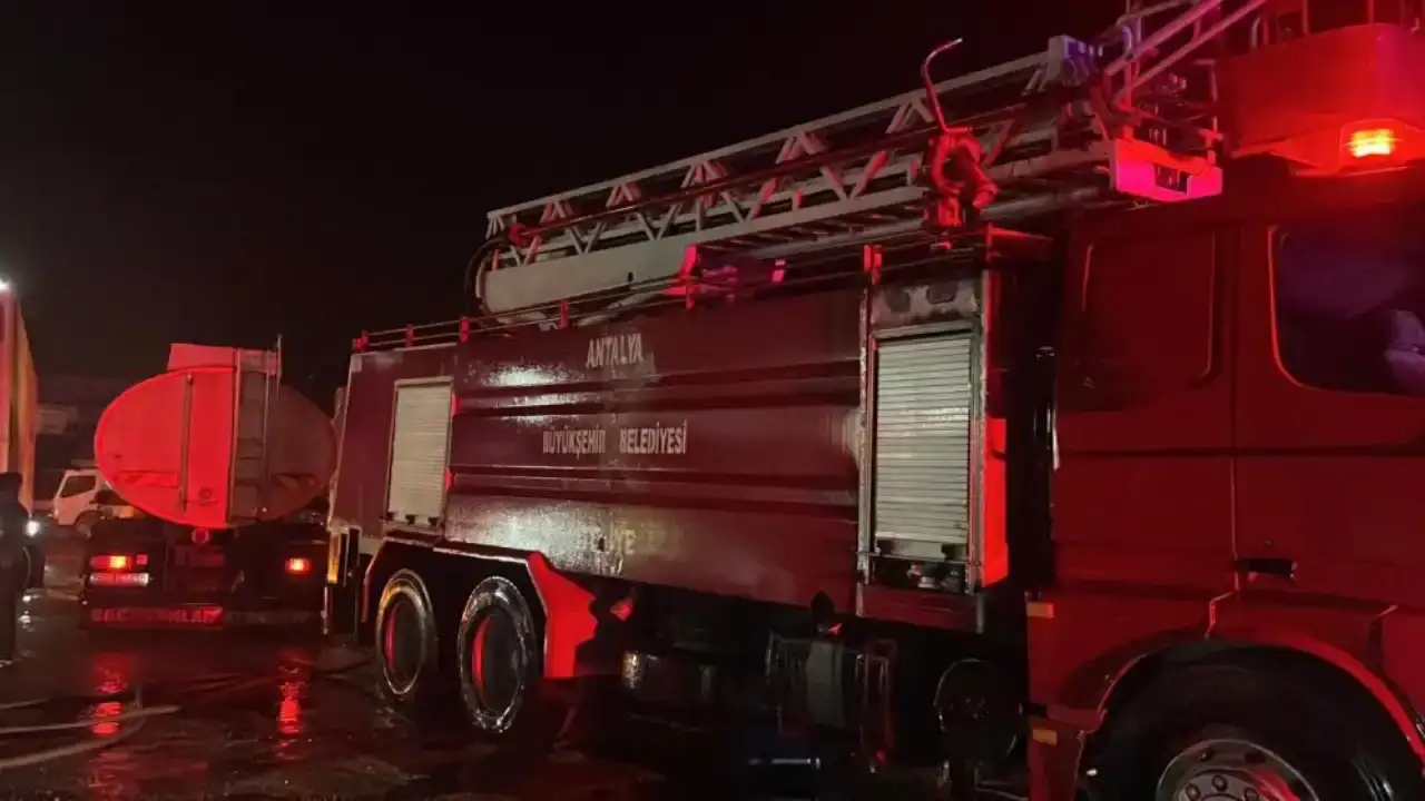 alanyada-muz-sarartma-deposunda-korkutan-yangin-tonlarca-muz-alevler-icinde-yandi