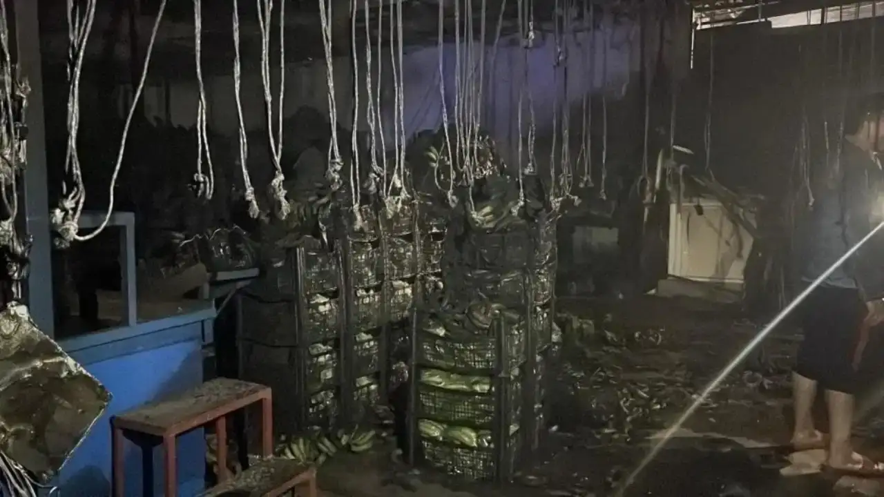 alanyada-muz-sarartma-deposunda-korkutan-yangin-tonlarca-muz-alevler-icinde-yandi