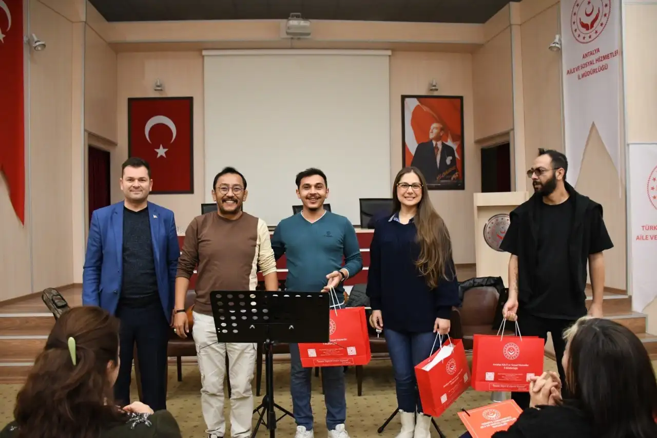 antalyada-ay-yildiz-turk-halk-muzigi-korosu-kuruldu