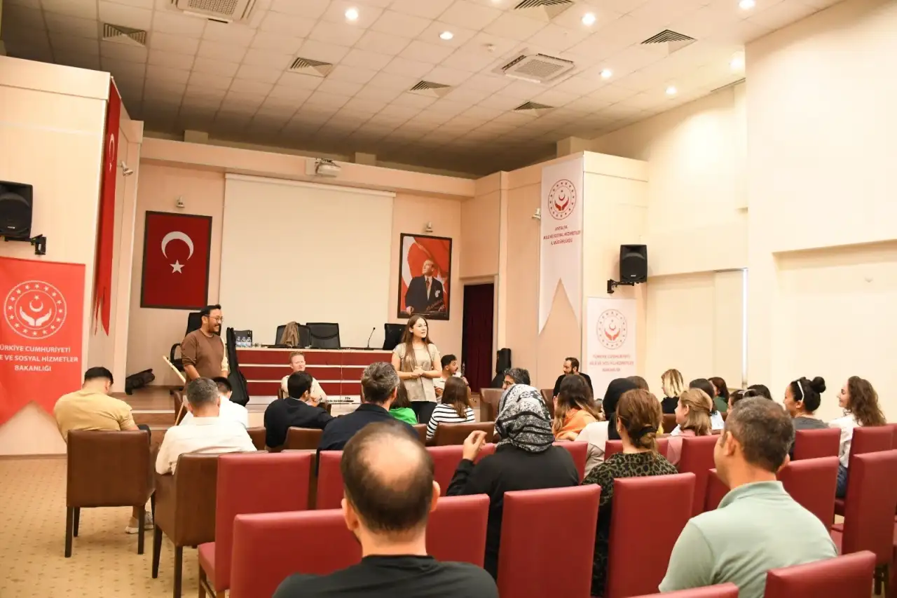 antalyada-ay-yildiz-turk-halk-muzigi-korosu-kuruldu