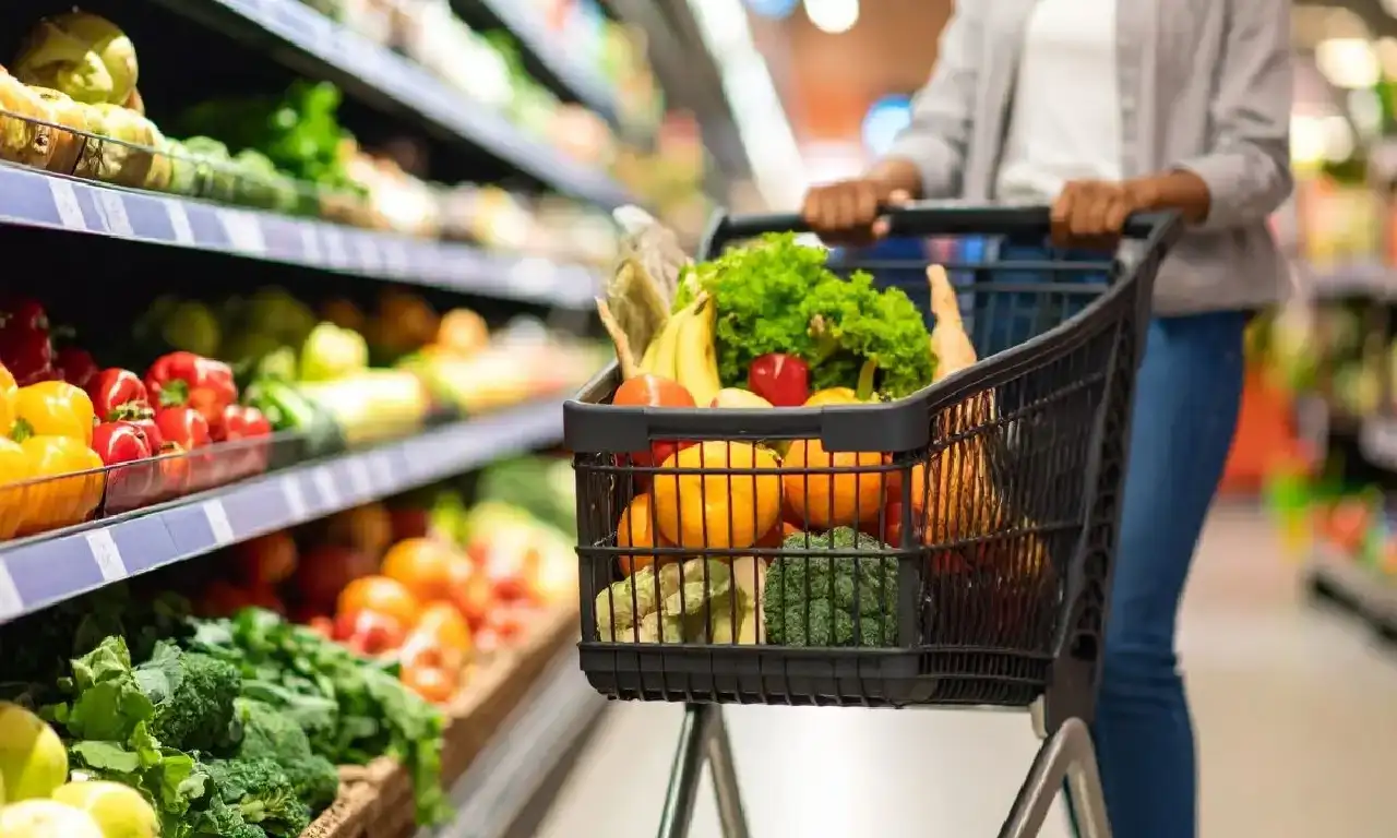 yilbasi-alisverisini-son-dakikaya-birakan-vatandaslar-31-aralik-ve-1-ocakta-marketlerin-calisma-saatlerini-merak-ediyor-iste-bim-a101-sok-migros-ve-carrefourun-yilbasi-mesai-duzeni