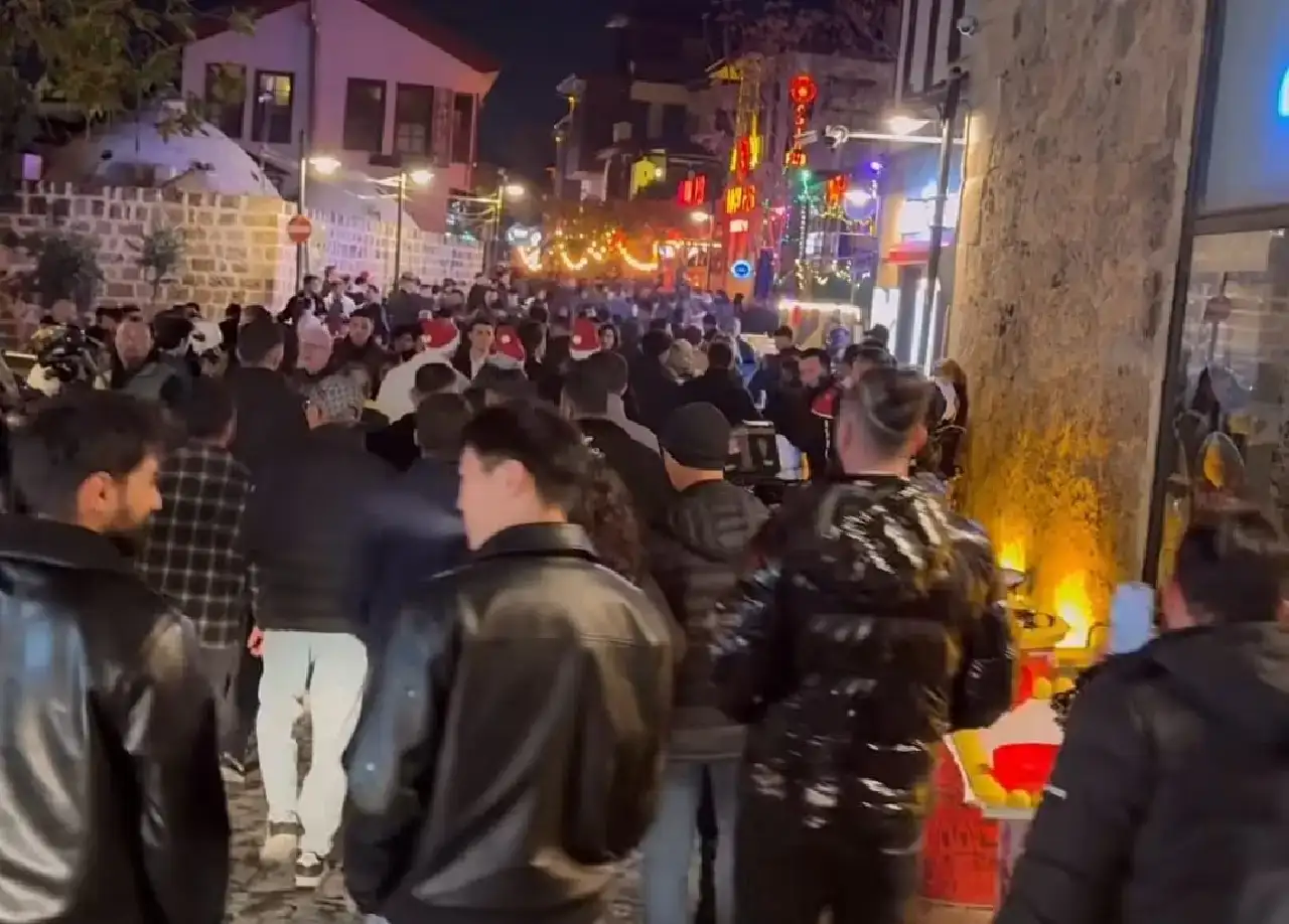 antalya-2026yi-boyle-kutladi-geri-sayim-sesleri-sokaklari-inletti