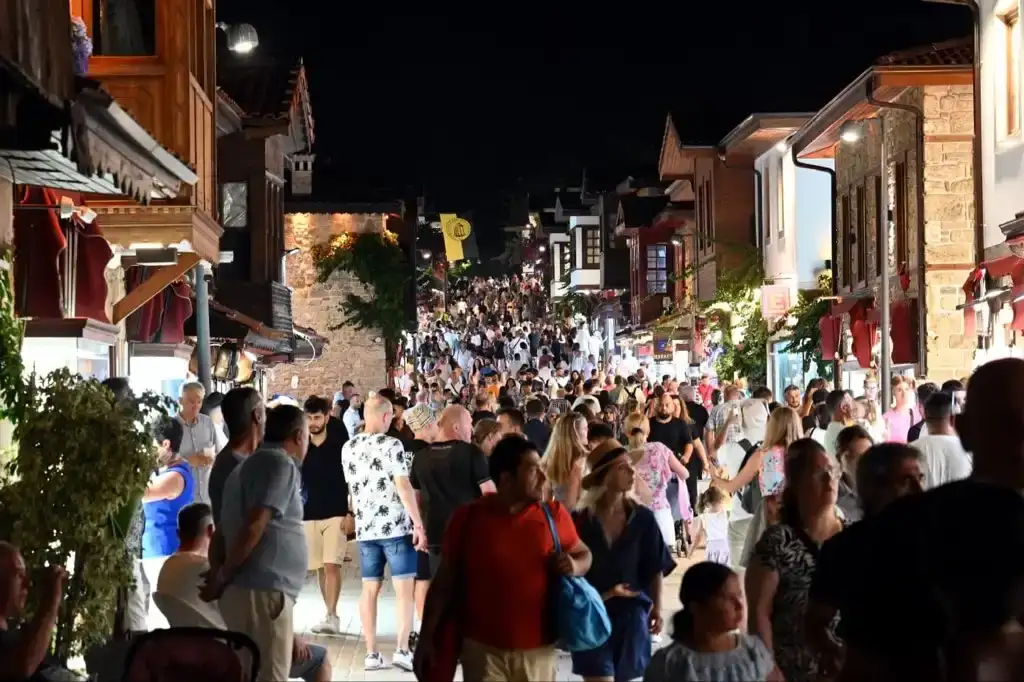 bakan-ersoy-acikladi-turizmde-zirve-degismedi-antalya-2025i-rekorla-kapatti