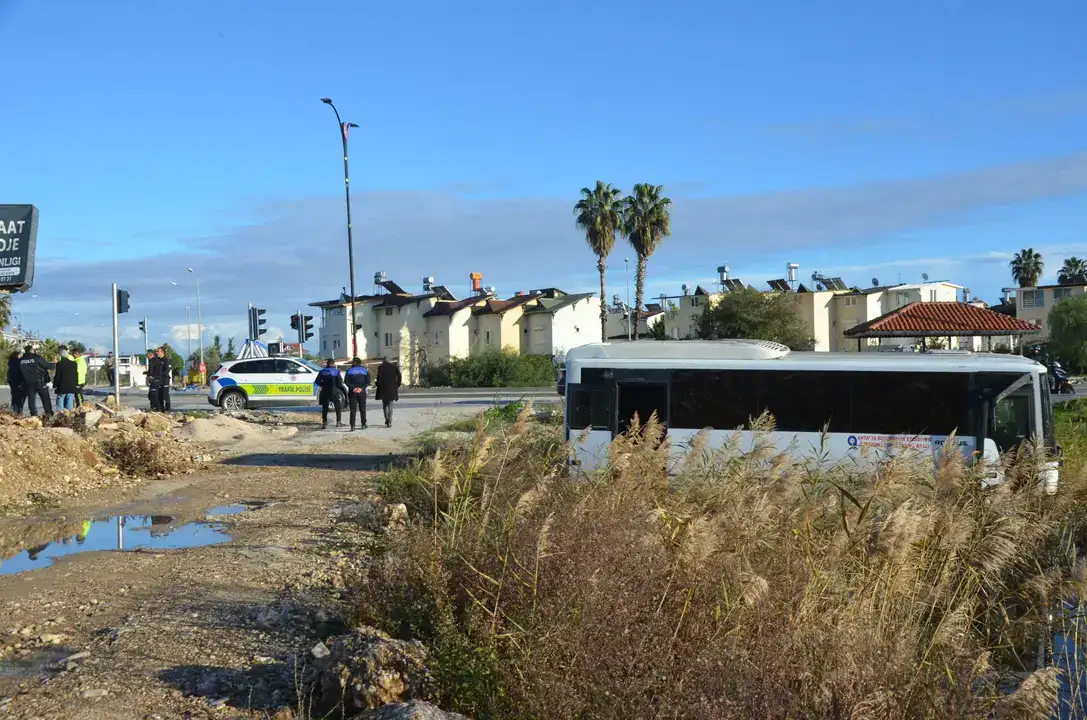 serikte-kavsak-kazasi-yolcu-otobusu-sazliga-girdi