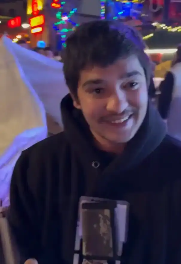 yilbasi-gecesi-antalyada-sehit-kardesi-ekmek-parasi-icin-karton-topladi