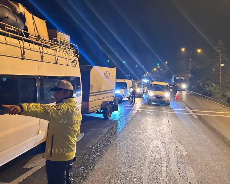 alanyada-yilbasi-boyle-gecti-25-yakalama-7-gozalti-3-bin-arac-kontrolu