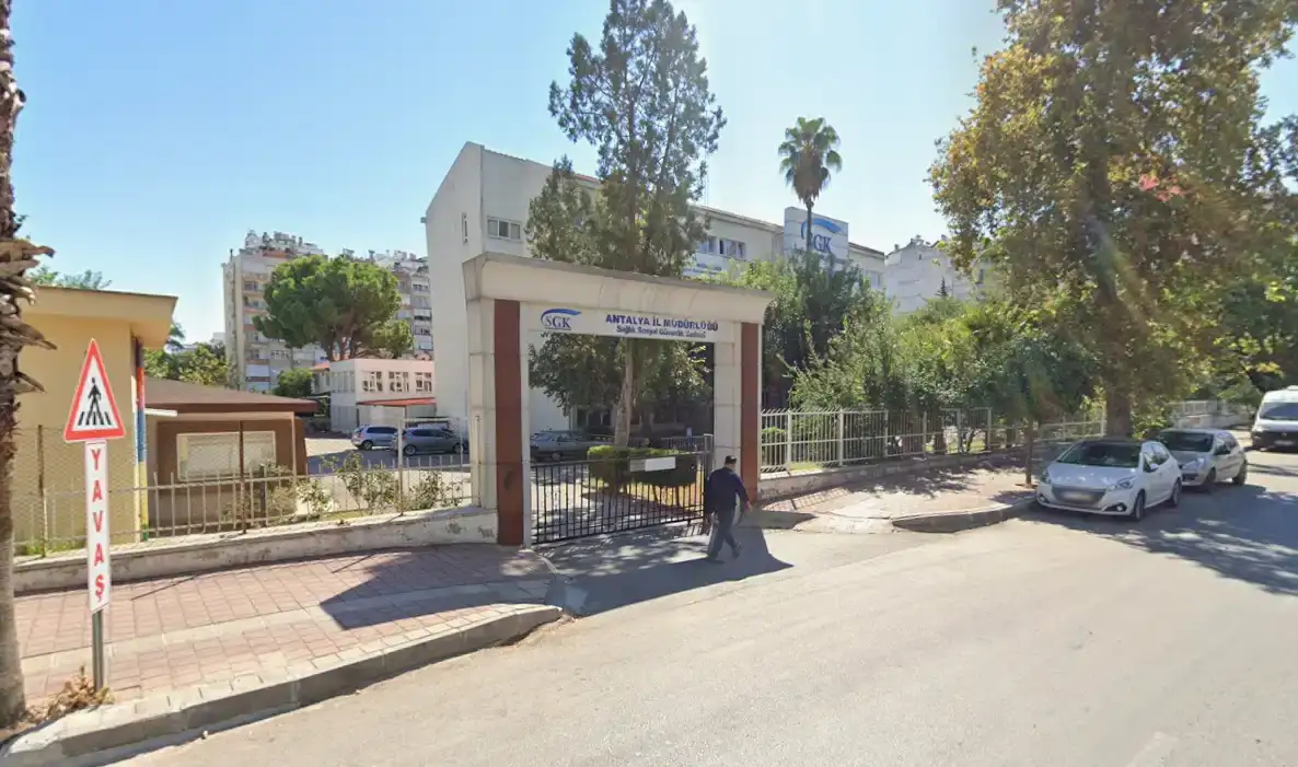 antalyada-bir-kamu-binasi-daha-tarih-oluyor-sgk-binasi-yikiliyor