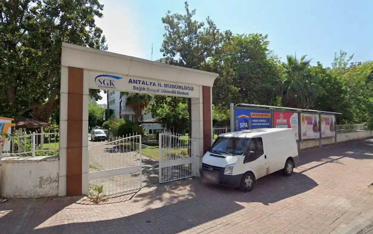 antalyada-bir-kamu-binasi-daha-tarih-oluyor-sgk-binasi-yikiliyor