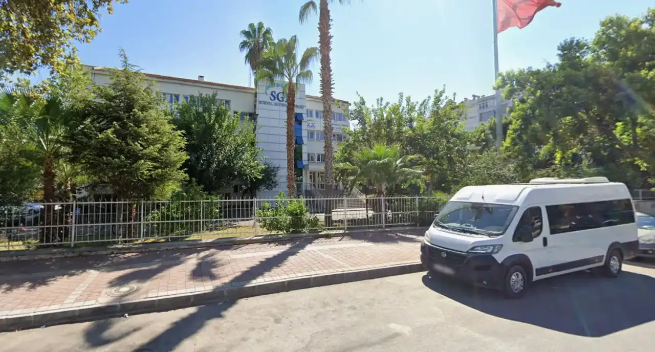 antalyada-bir-kamu-binasi-daha-tarih-oluyor-sgk-binasi-yikiliyor