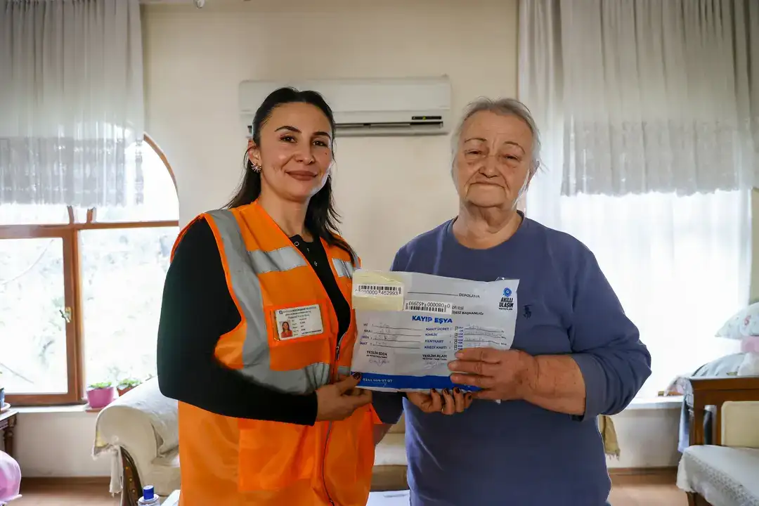 antalyada-duygusal-an-otobuste-unuttu-ekipler-cuzdani-evine-ulastirdi