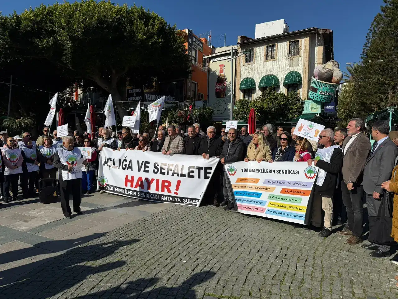 antalyada-emeklilerden-gecinemiyoruz-isyani-sokaga-dokuldulerantalyada-emeklilerden-gecinemiyoruz-isyani-sokaga-dokulduler