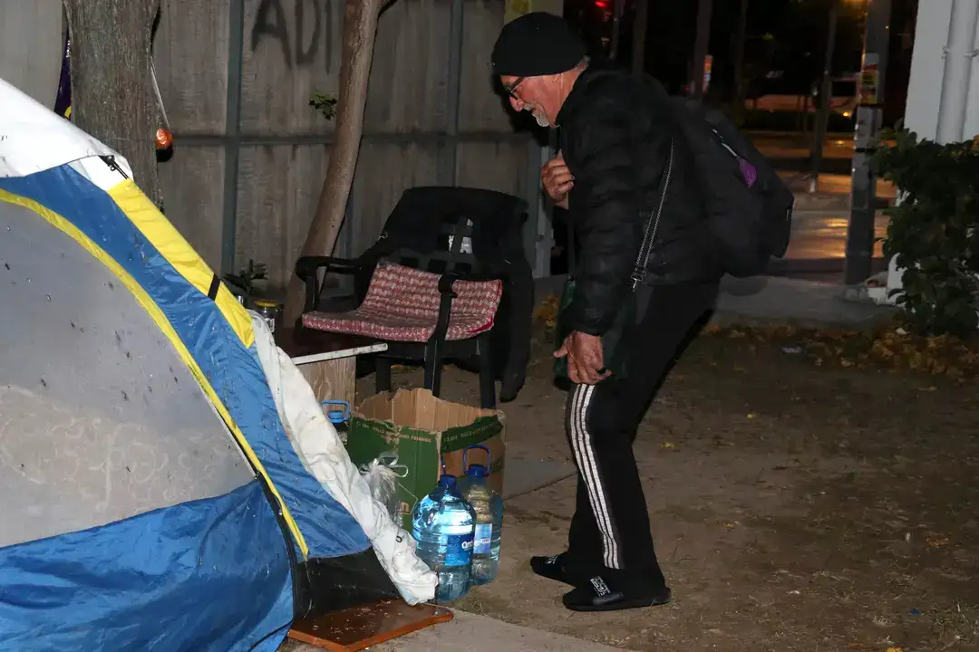 antalyada-esinin-saldirisina-ugradi-haftalardir-cadirda-kaliyor