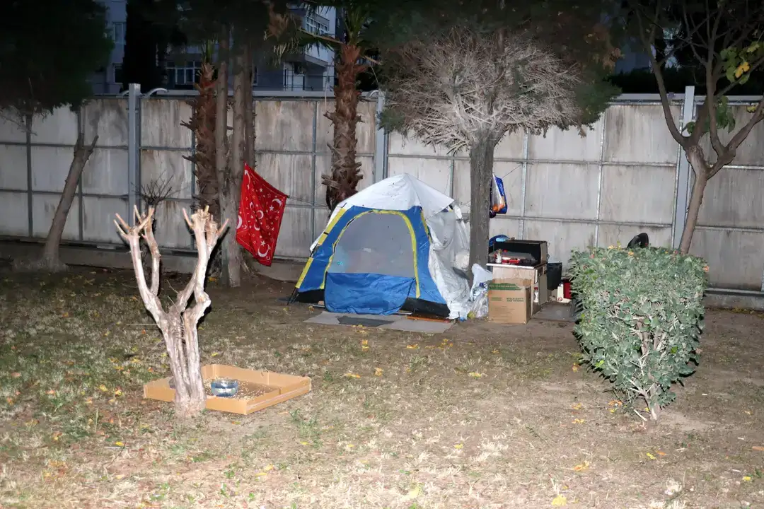 antalyada-esinin-saldirisina-ugradi-haftalardir-cadirda-kaliyor