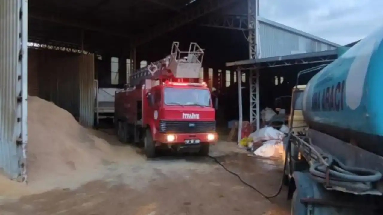 alanyada-palet-atolyesi-alev-alev-yandi-ekipler-hizla-mudahale-etti