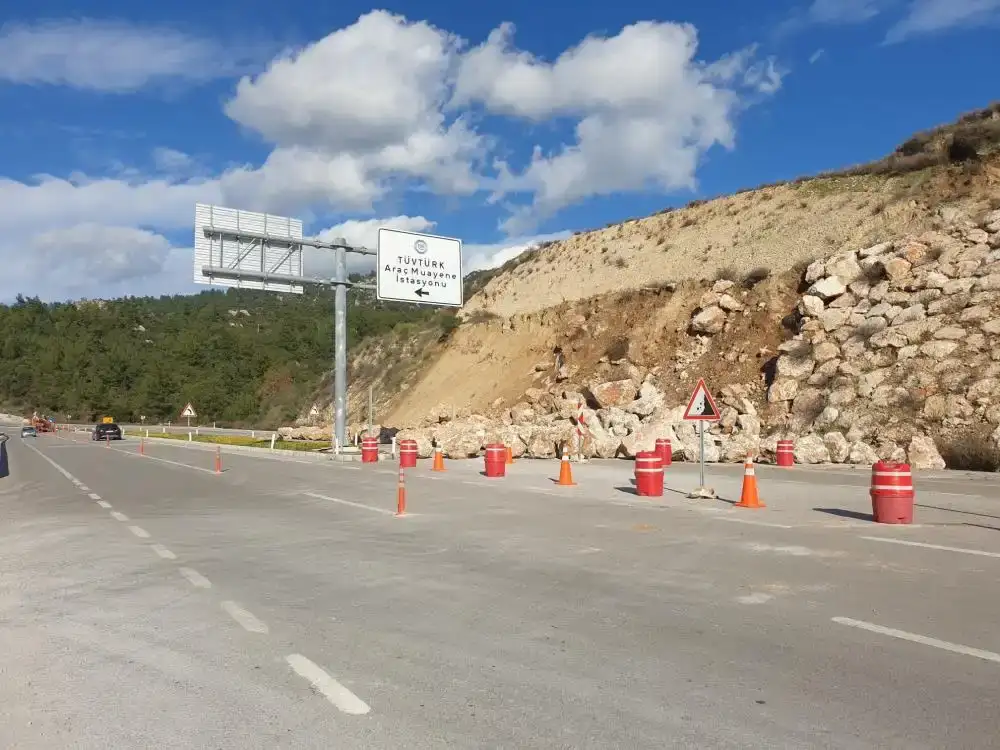 antalyakumluca-karayolu-trafige-kapatildi-toprak-kaymasi-yasandi