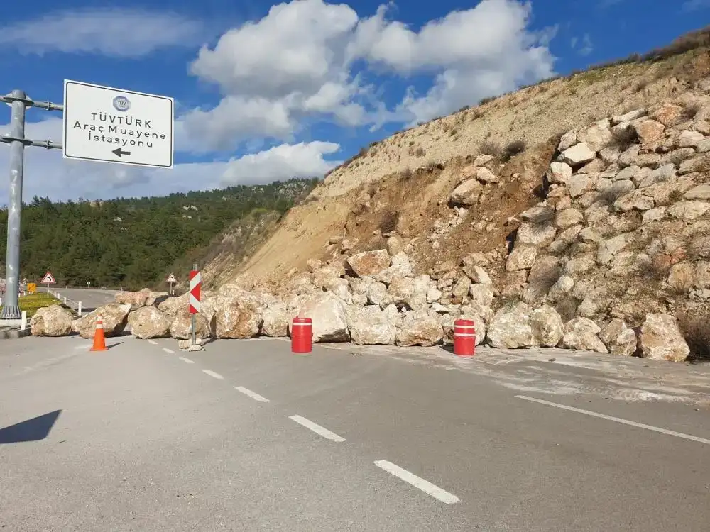 antalyakumluca-karayolu-trafige-kapatildi-toprak-kaymasi-yasandi