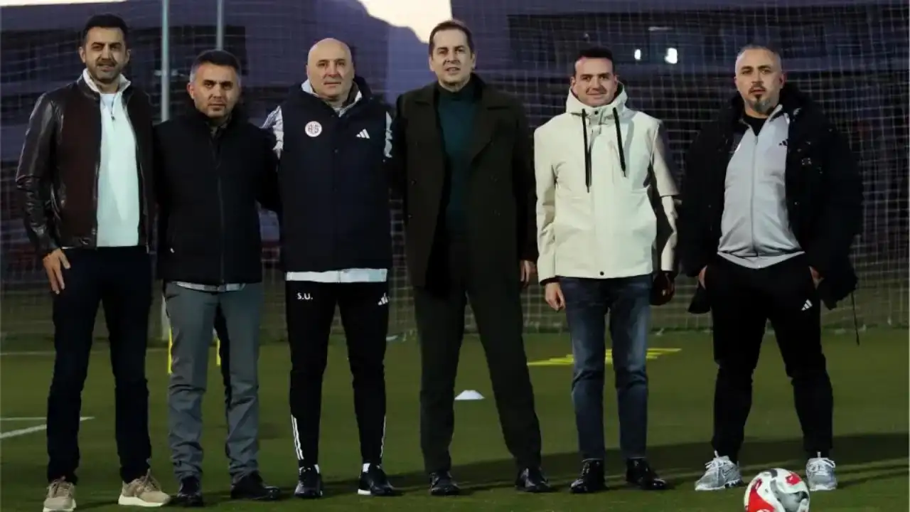 antalyasporda-sami-ugurlu-imzasini-atti-ilk-gunden-sahaya-indi