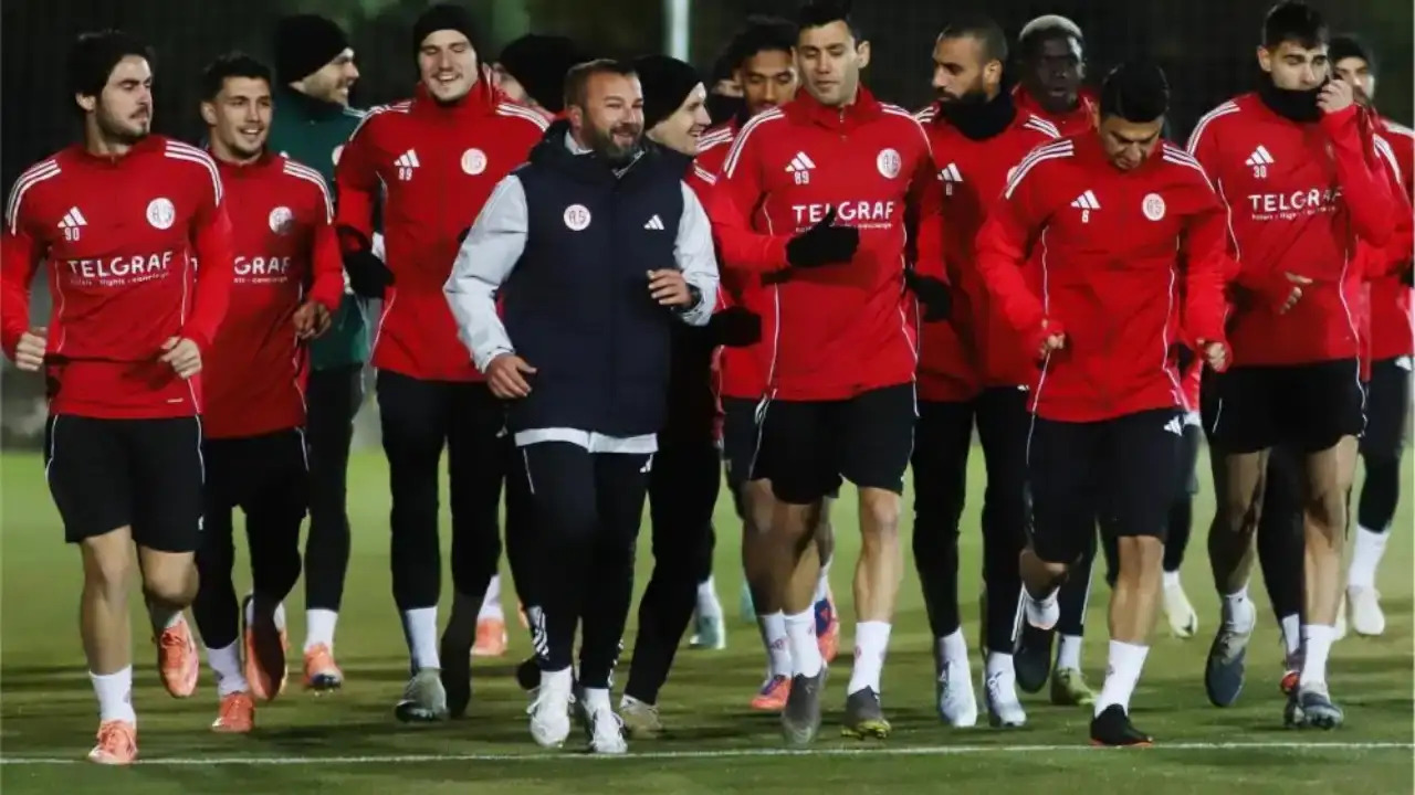 antalyasporda-sami-ugurlu-imzasini-atti-ilk-gunden-sahaya-indi