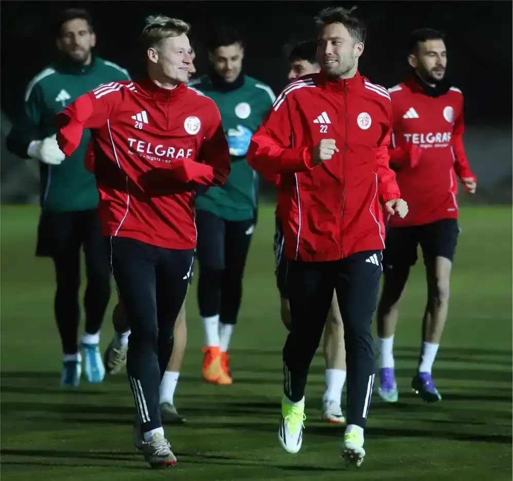 antalyasporda-sami-ugurlu-imzasini-atti-ilk-gunden-sahaya-indi