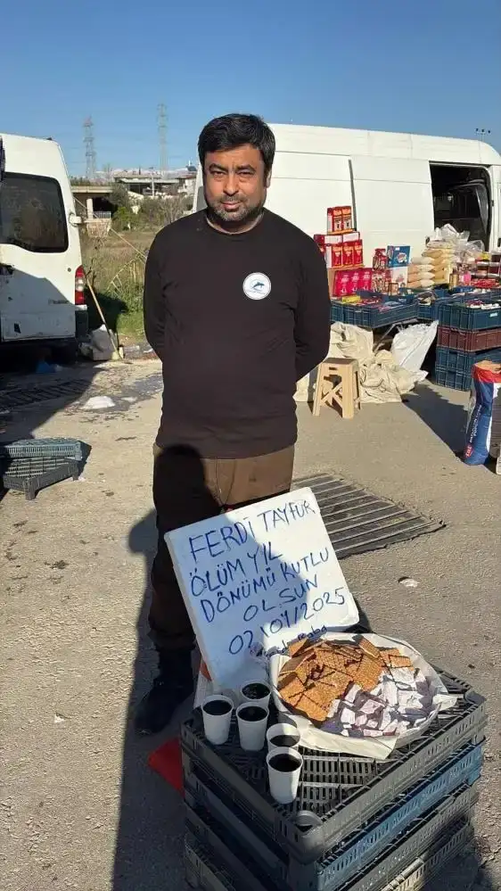 ferdi-tayfurun-olum-yildonumunde-antalyada-lokum-dagitti