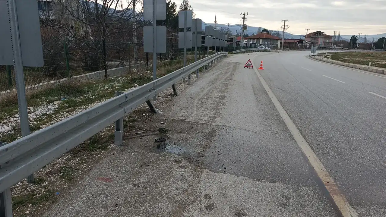 burdurfethiye-yolunda-motosiklet-ikiye-bolundu