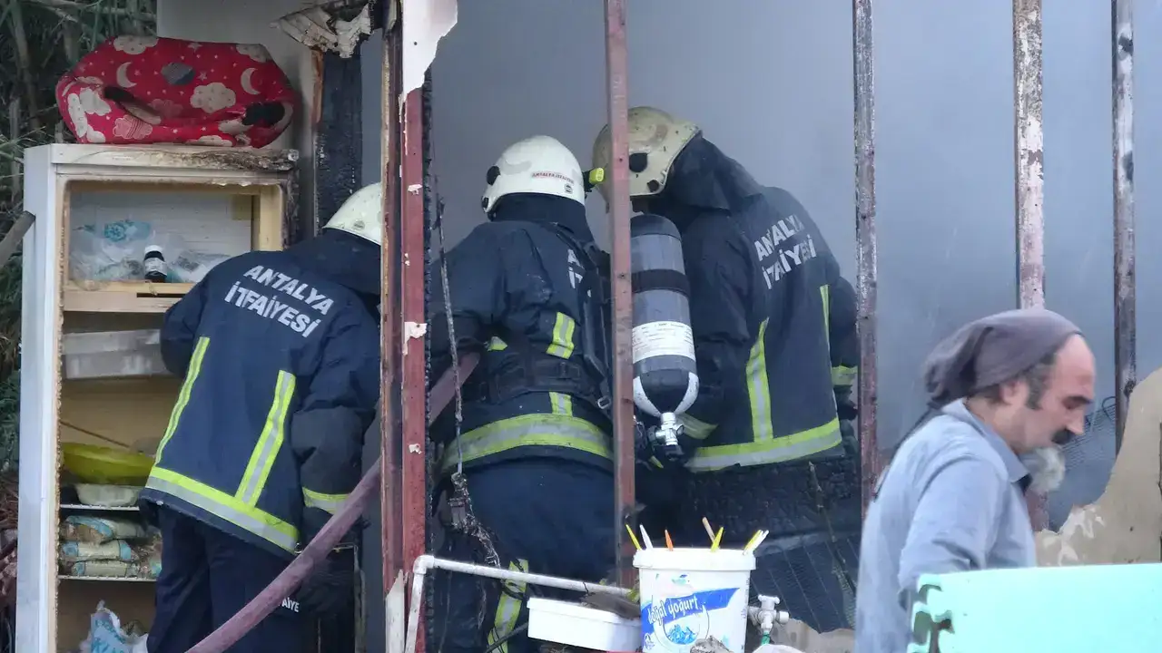 muratpasada-konteyner-evde-panik-anlari-kopek-dumandan-etkilendi