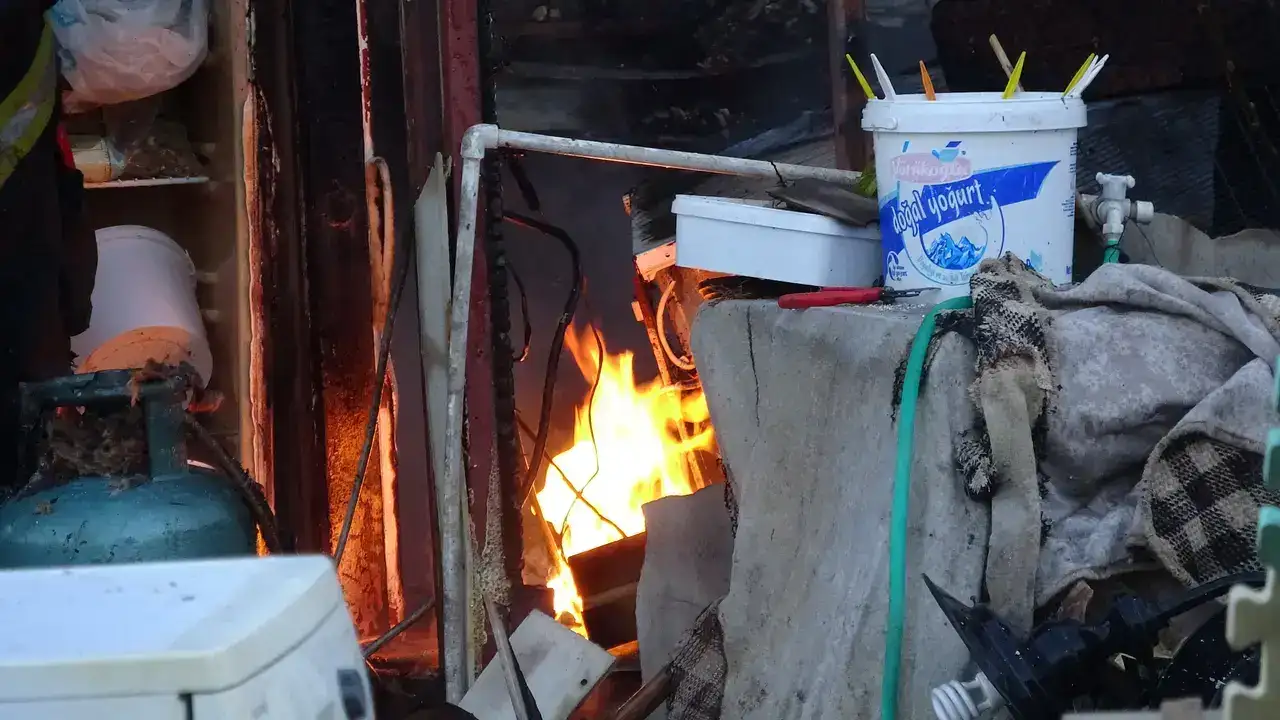 muratpasada-konteyner-evde-panik-anlari-kopek-dumandan-etkilendi