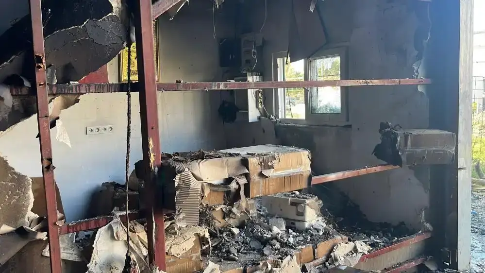 alanyada-depoda-cikan-yanginin-bilancosu-gun-aydinlaninca-ortaya-cikti