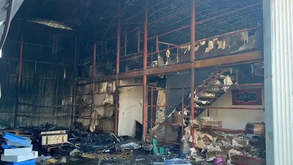 alanyada-depoda-cikan-yanginin-bilancosu-gun-aydinlaninca-ortaya-cikti