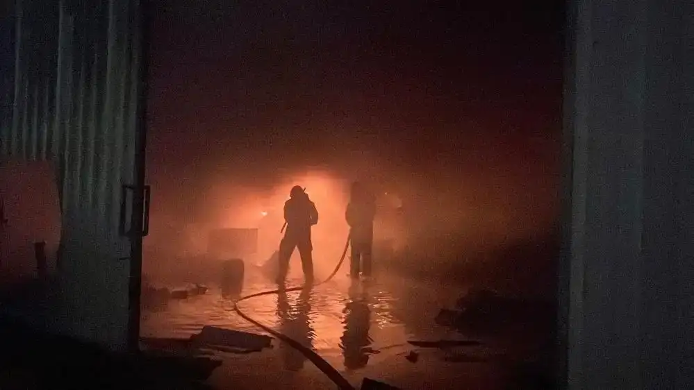 alanyada-geceyi-aydinlatan-yangin-klima-deposu-alev-alev-yandi