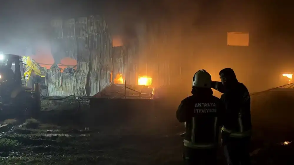 alanyada-geceyi-aydinlatan-yangin-klima-deposu-alev-alev-yandi