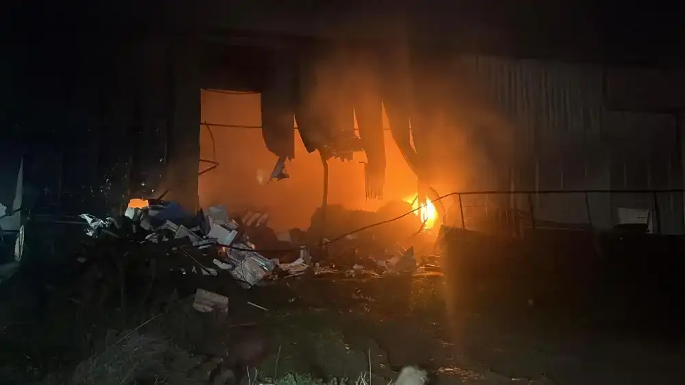 alanyada-geceyi-aydinlatan-yangin-klima-deposu-alev-alev-yandi