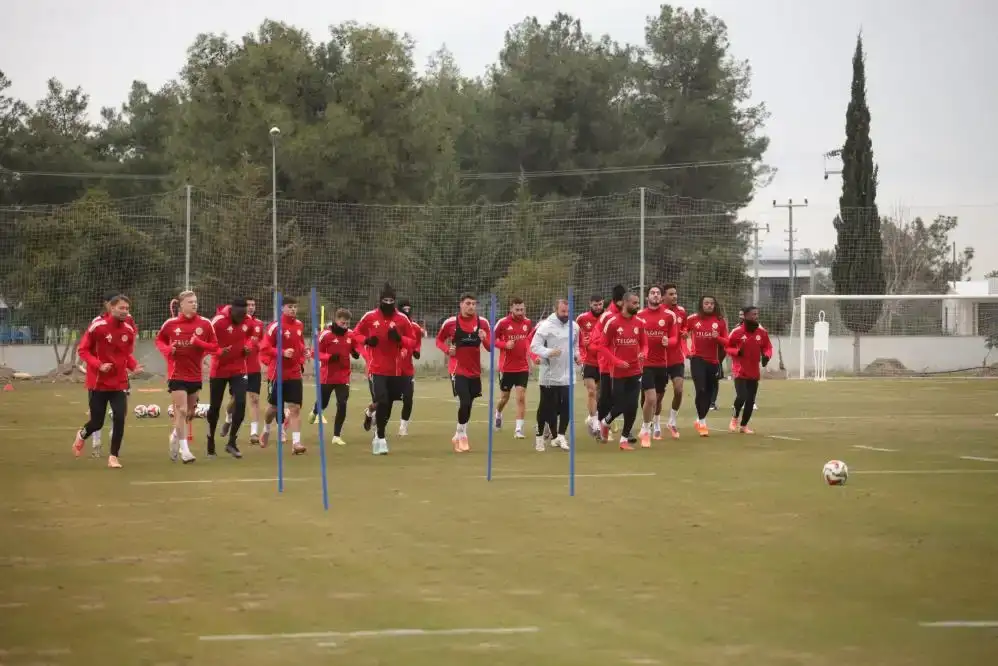 antalyasporda-sami-ugurlu-icin-imza-toreni-duzenlendi-ugurlu-elimizden-geleni-yapacagiz