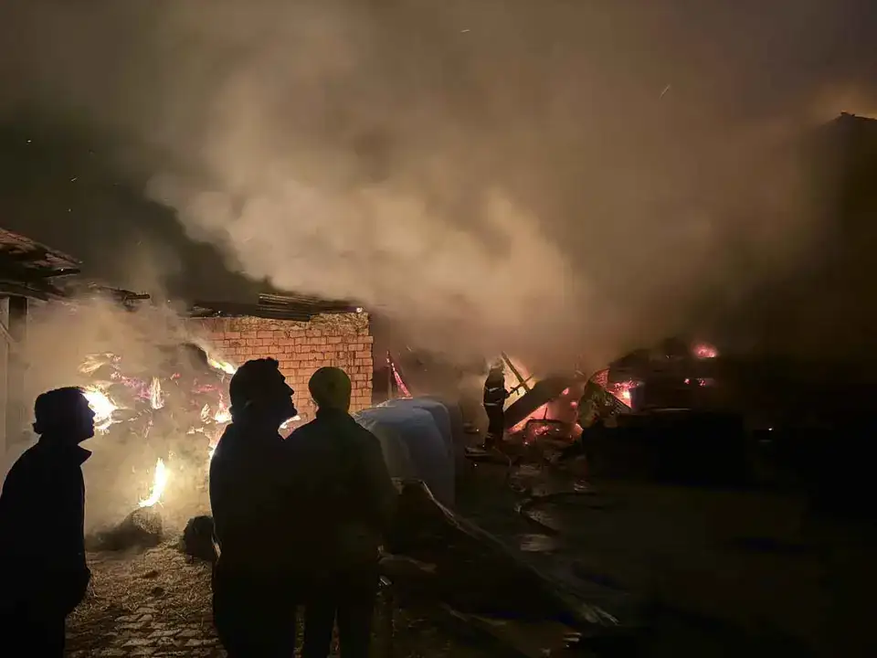 burdur-kozluca-koyunde-2-ev-yandi-mahsur-kadini-komsulari-kurtardi