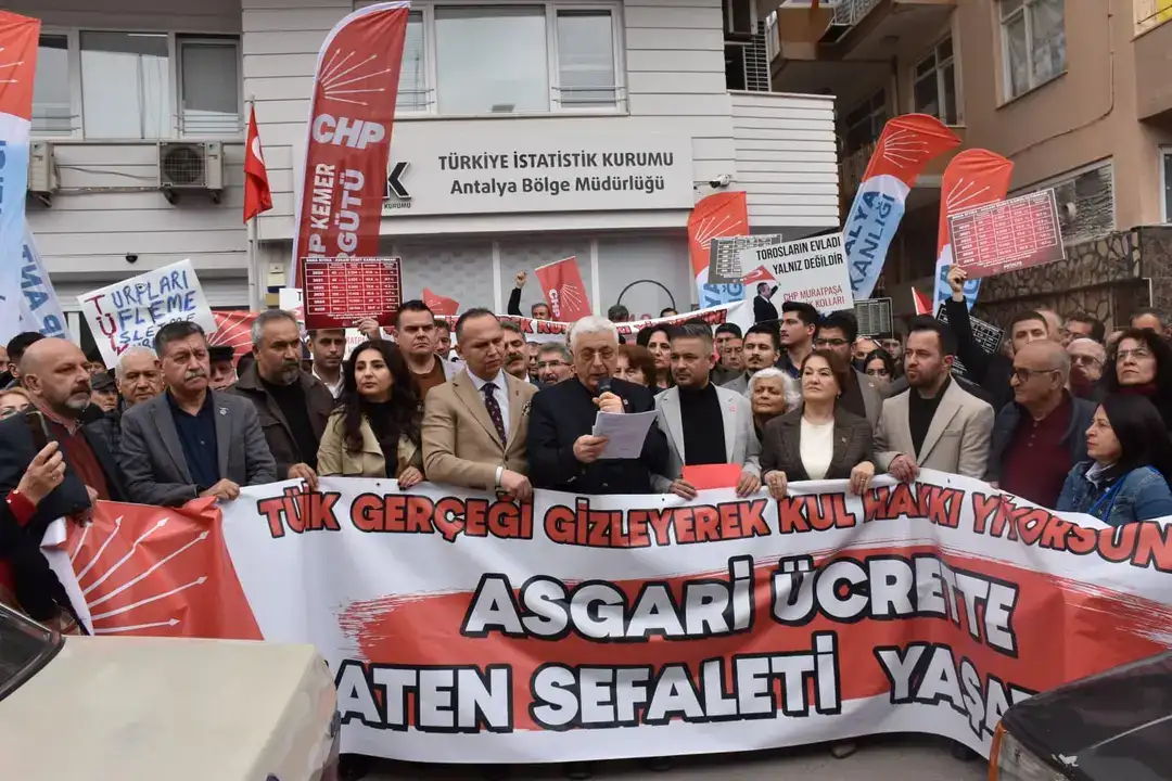 chp-antalyadan-tuik-onunde-protesto-uretimde-kriz-yok-paylasimda-var