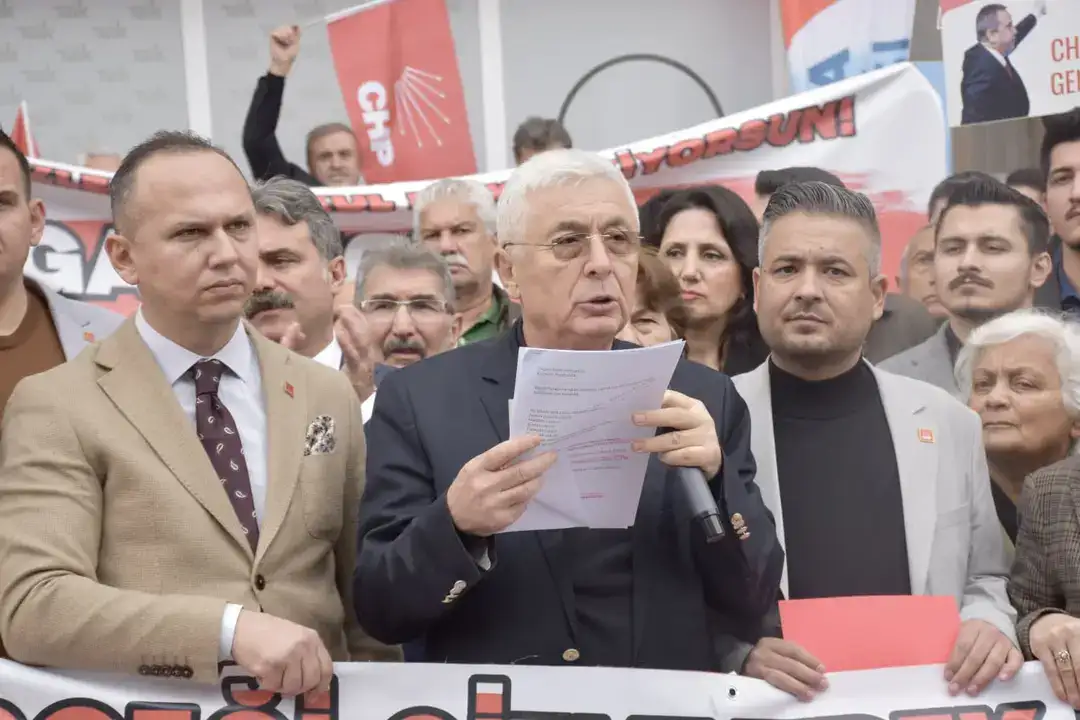 chp-antalyadan-tuik-onunde-protesto-uretimde-kriz-yok-paylasimda-var