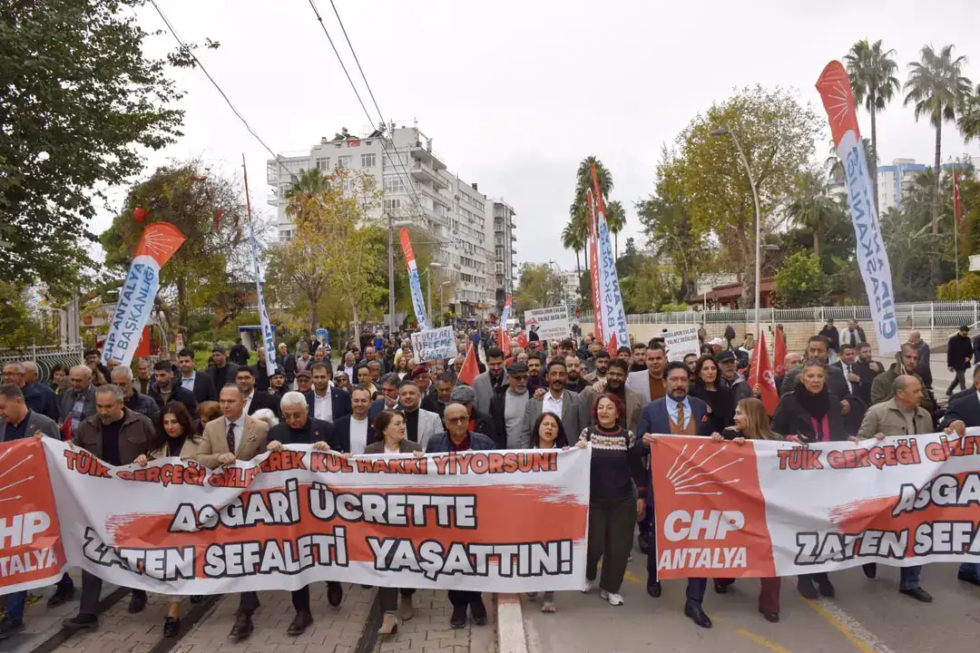 chp-antalyadan-tuik-onunde-protesto-uretimde-kriz-yok-paylasimda-var
