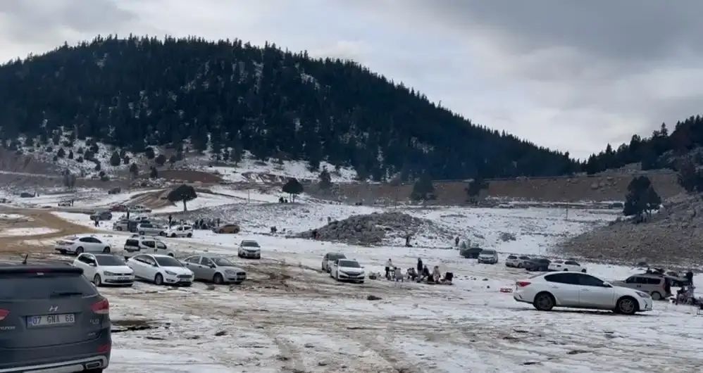 toroslarin-zirvesi-beyaza-burundu-vatandaslar-alacabele-akin-etti